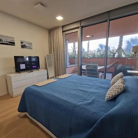 דירה Waterfront With Terrace