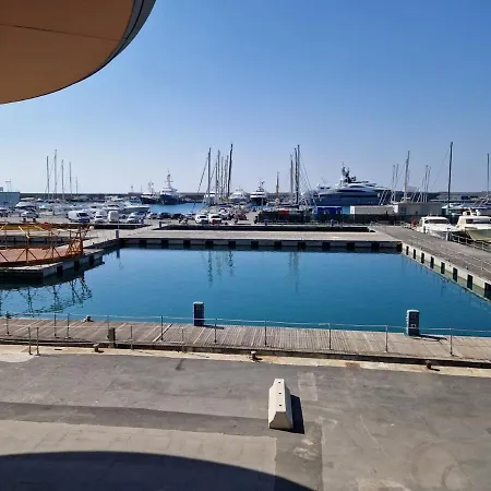 דירה Waterfront With Terrace *