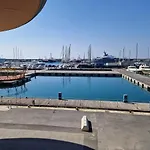 Lägenhet Waterfront With Terrace *